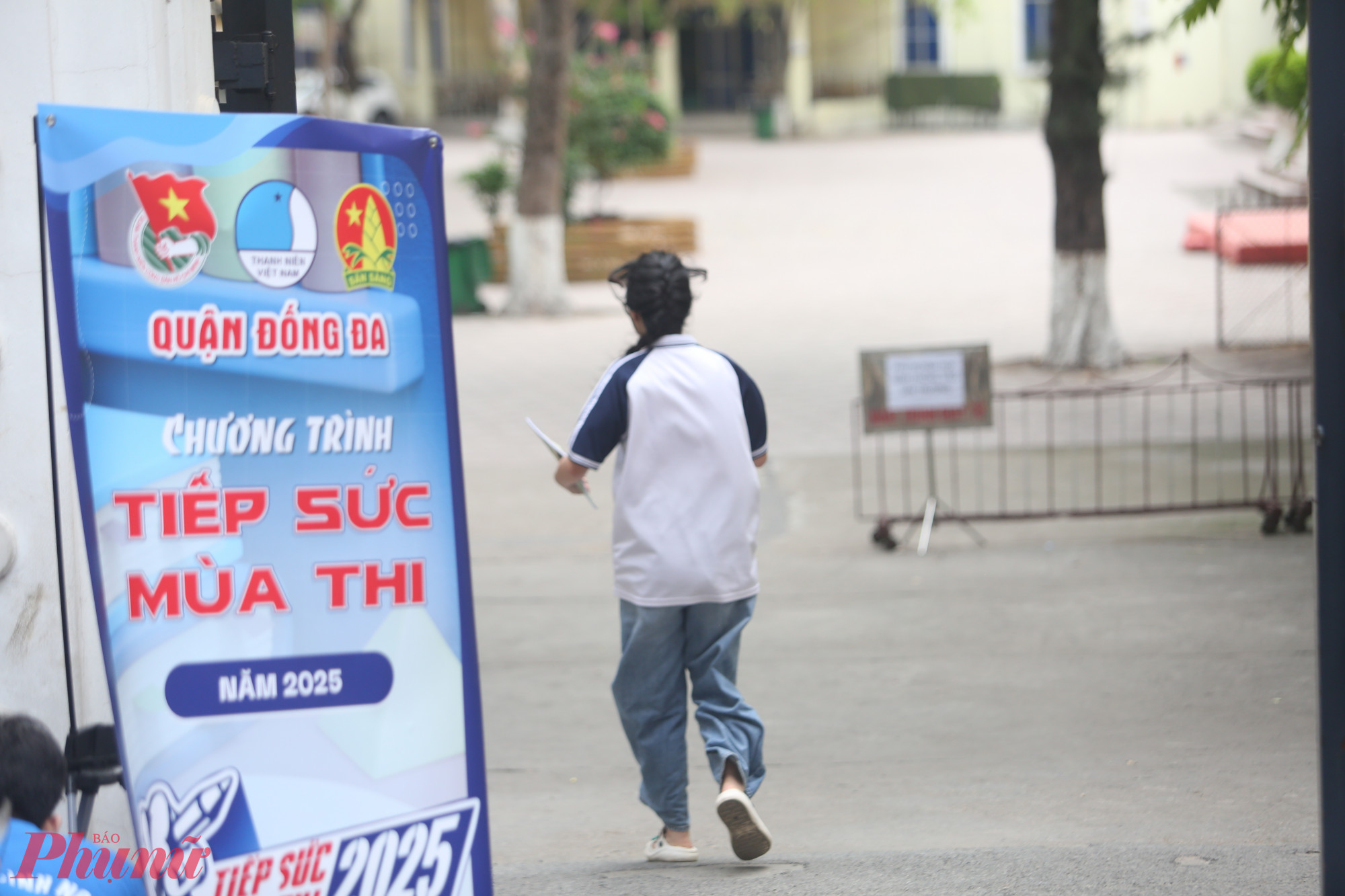 Nữ sinh đến điểm thi kịp thời.