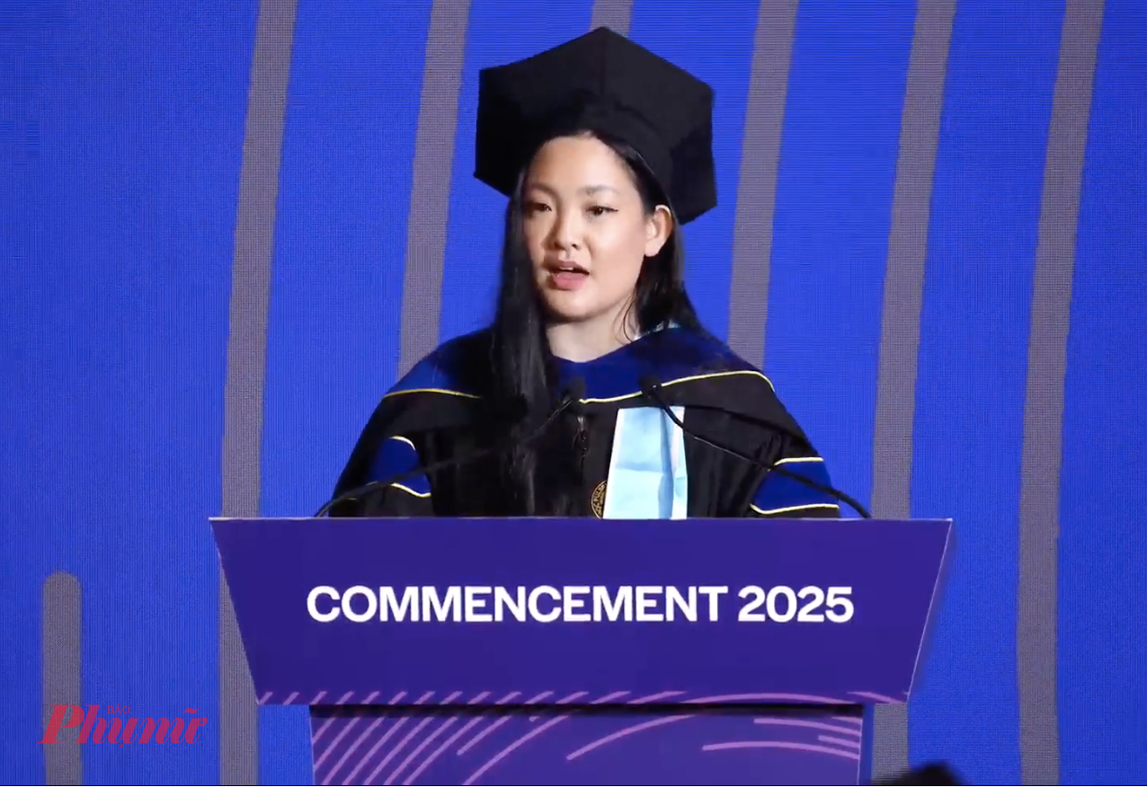 Amanda Nguyễn chia sẻ với sinh viên Trường đại học Fulbright Việt Nam tại buổi lễ tốt nghiệp - Ảnh: Nguyễn Loan