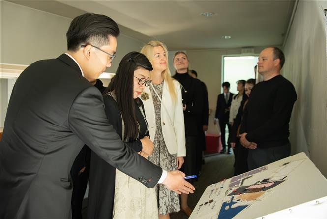 Hai Phu nhân đến thăm Học viện Nghệ thuật Estonia. Ảnh: TTXVN