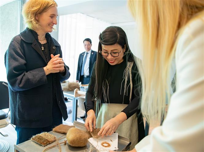 Bà Lê Thị Bích Trân, Phu nhân Thủ tướng Phạm Minh Chính đến thăm Học viện Nghệ thuật Estonia. Ảnh: TTXVN.