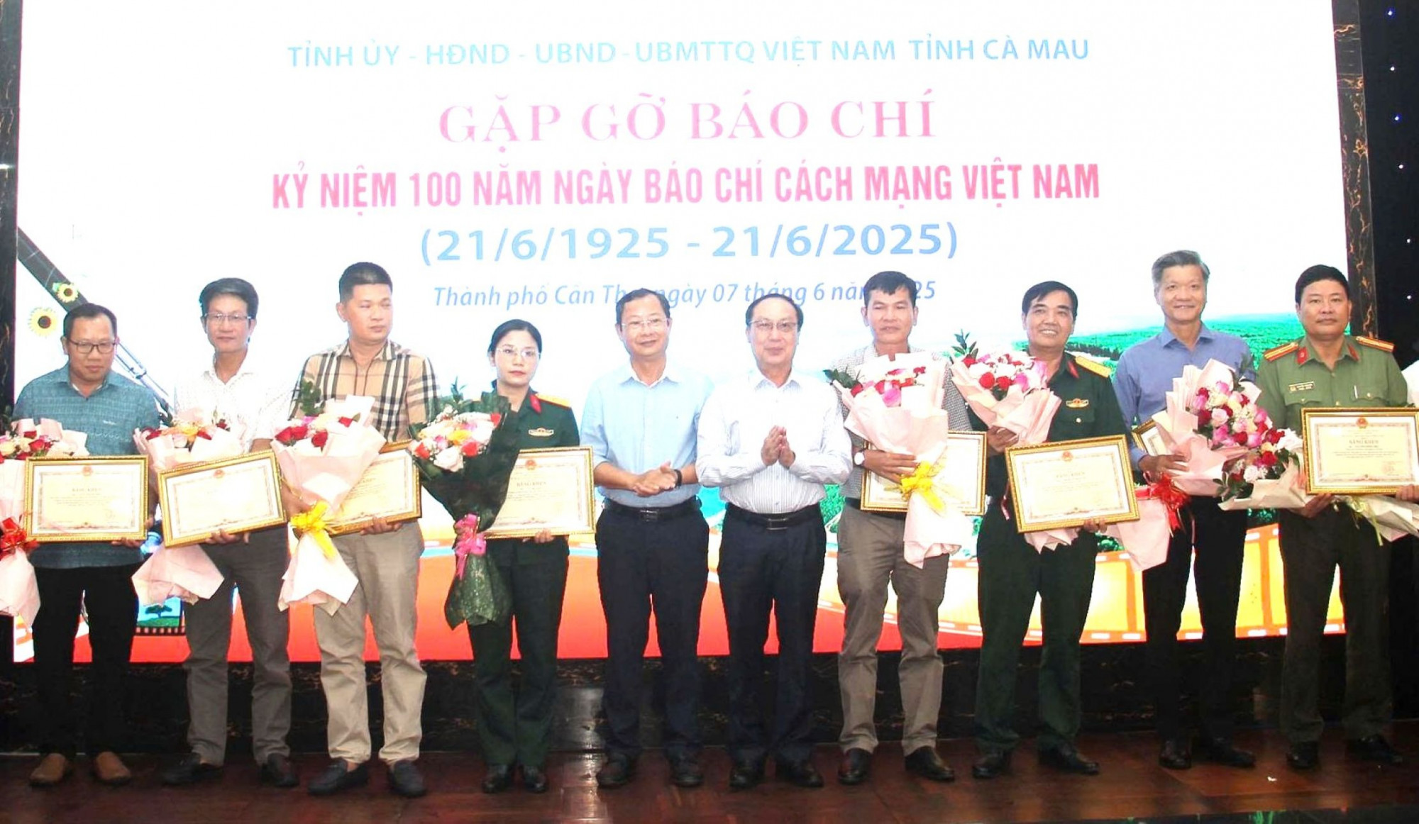 nhà báo Huỳnh Phước Lợi - Trưởng Văn phòng đại diện Báo Phụ Nữ TPHCM tại khu vực ĐBSCL, về thành tích xuất sắc trong công tác thông tin, tuyên truyền nhiệm vụ phát triển kinh tế - xã hội của tỉnh Cà Mau năm 2025.