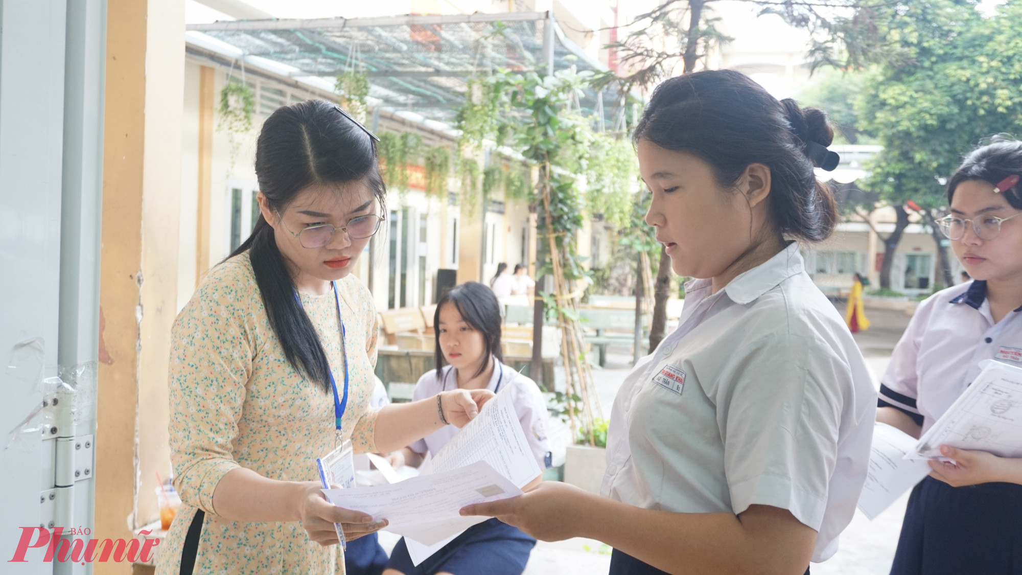 Thí sinh kiểm tra thông tin cá nhân trước khi vào phòng thi - Ảnh: T.T.