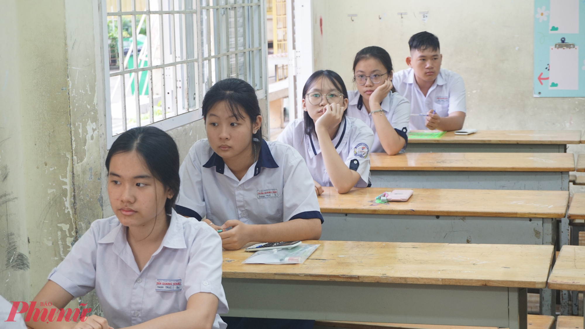 Thí sinh hồi hộp chowff đợi đề thi - Ảnh: T.T.