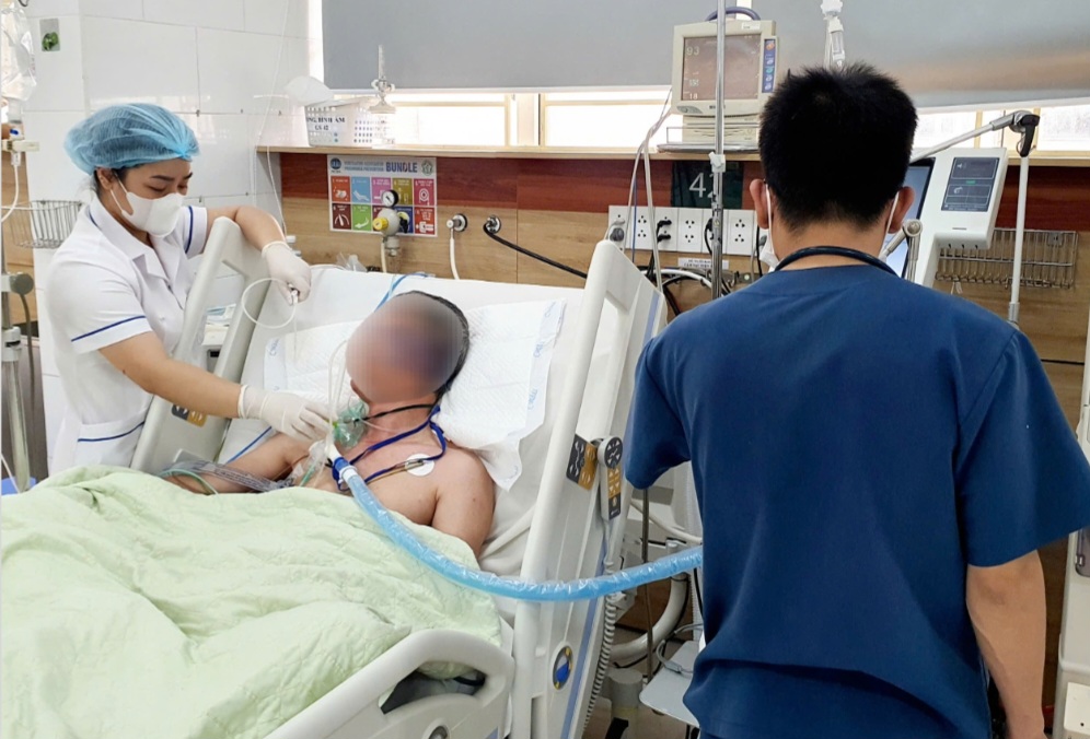 Nam bệnh nhân nguy kịch vì dùng phải cồn giả chữa đau răng - ảnh: BVCC