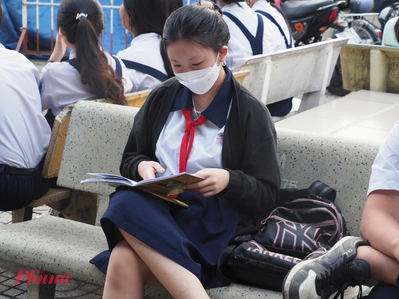 Thí sinh ôn lại bài trước khi vào phòng thi - Ảnh: T.T.