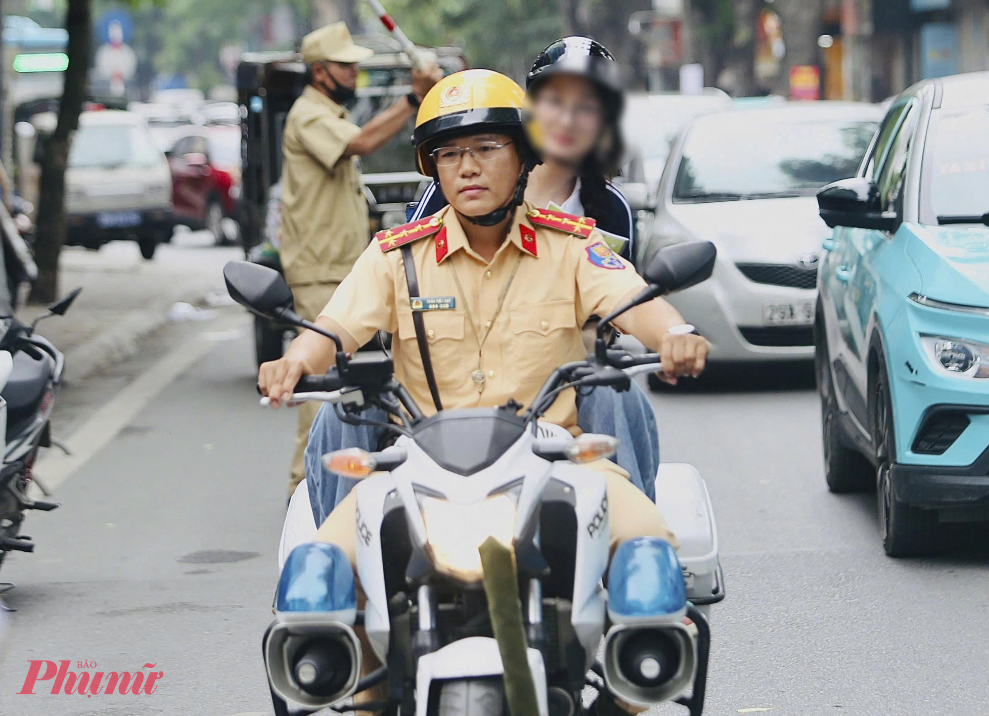 CSGT dùng xe đặc chủng đưa nữ sinh gặp sự cố phương tiện đến điểm thi.