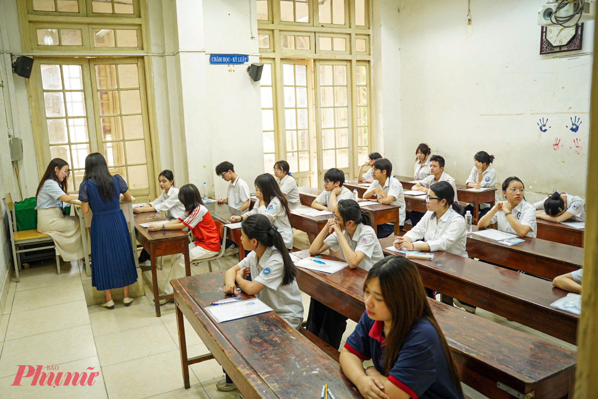 Kỳ thi tuyển sinh vào lớp Mười trung học phổ thông công lập năm học 2023-2024 của TP Hà Nội diễn ra từ ngày 9 đến 12/6. Đúng 8 giờ sáng nay, thí sinh sẽ bắt đầu làm bài thi môn Ngữ văn, thời gian kéo dài 120 phút. Buổi chiều, thí sinh thi môn Ngoại ngữ, thời gian 60 phút.