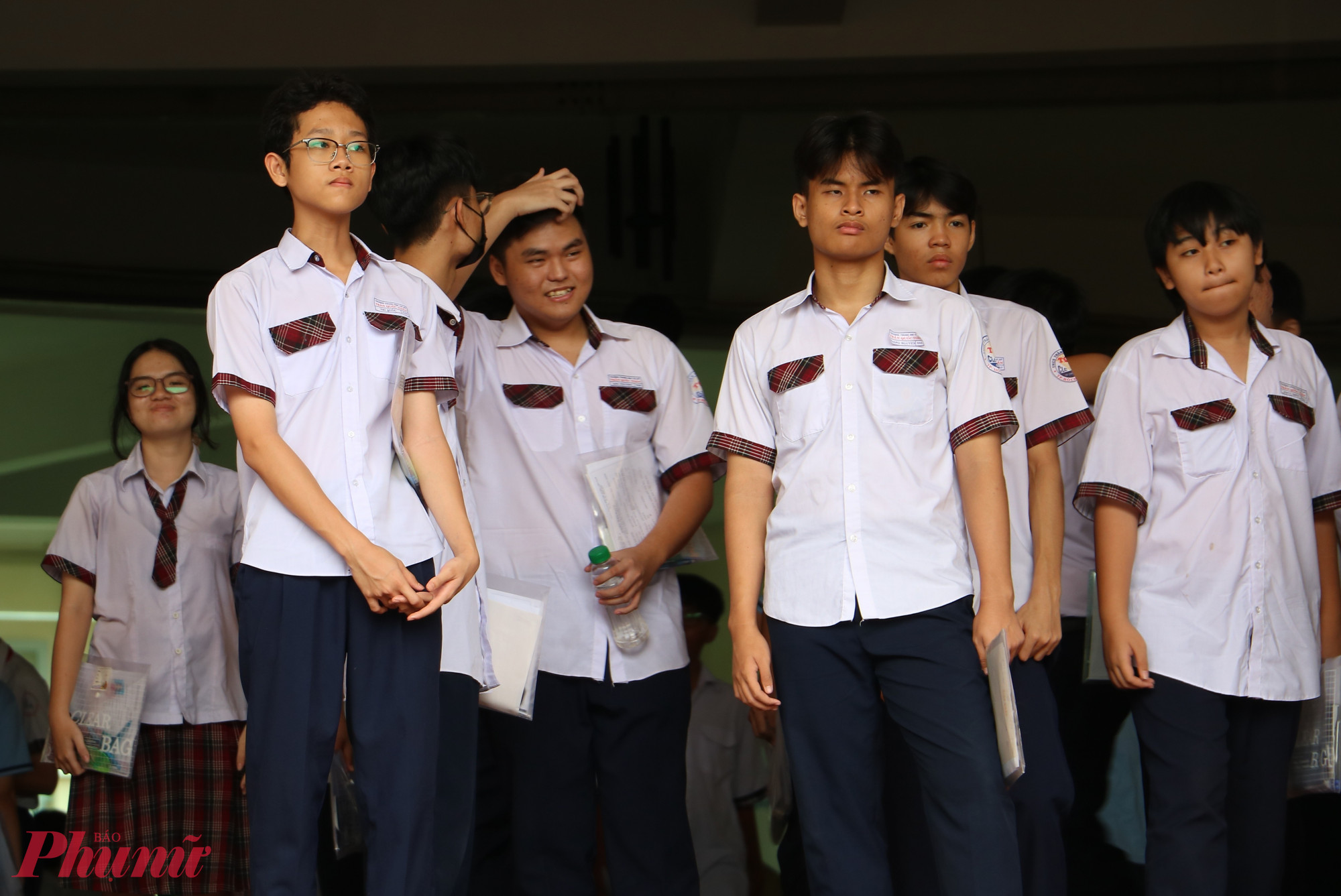 Cảm xúc lẫn lộn của thí sinh sau giờ thi - Ảnh: Trang Thư