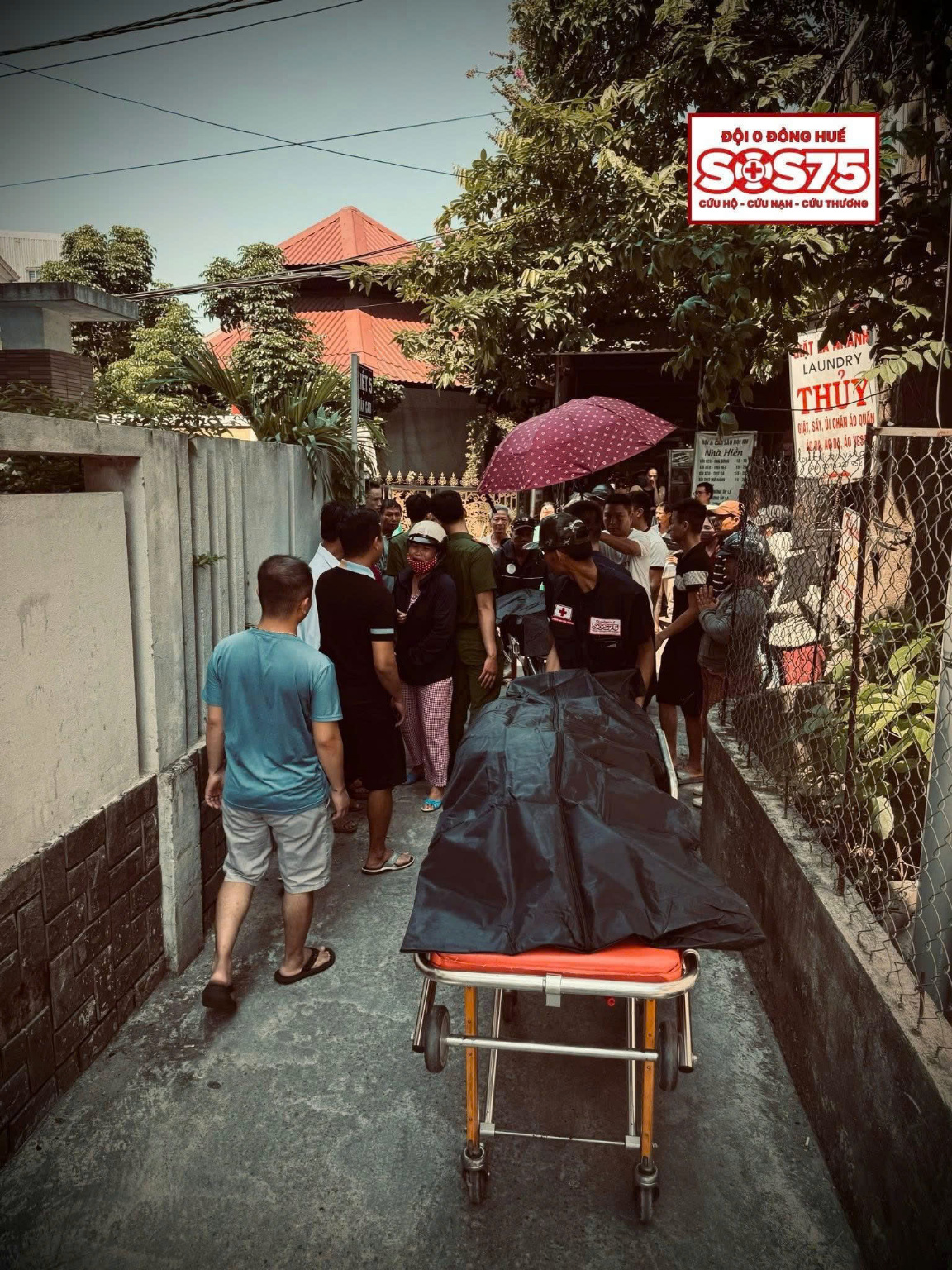 Đội xe không đồng SOS 75  phụ giúp đưa thi thể hai mẹ con chị Kim Ch. về lại nhà để lo hậu sự