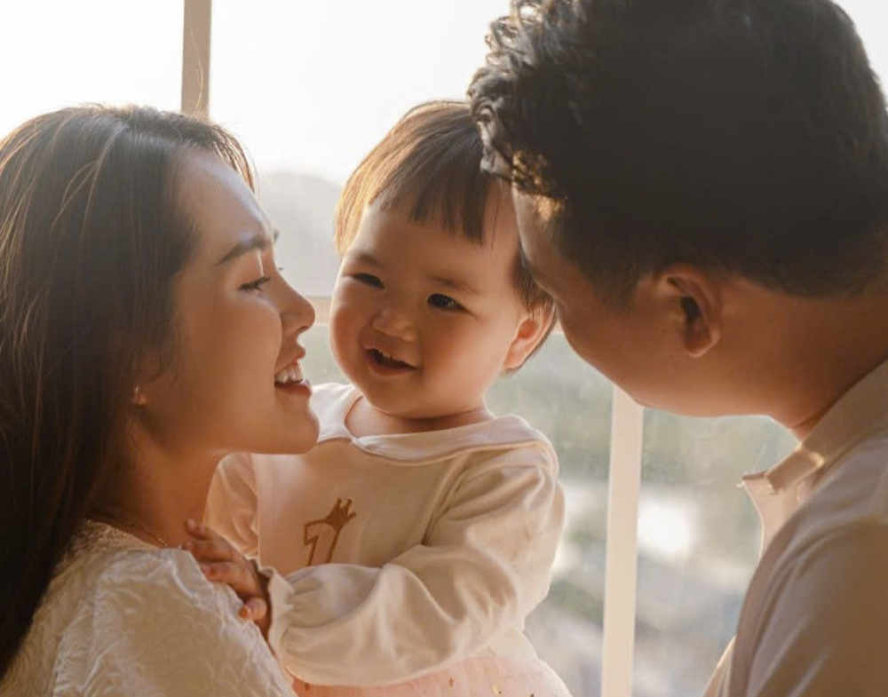 Sau một hành trình đầy thử thách, gia đình anh Cảnh giờ đây hạnh phúc trọn vẹn bên cô con gái nhỏ, là “quả ngọt” trong lần chuyển phôi đầu tiên tại IVF Tâm Anh - Ảnh: nhân vật cung cấp