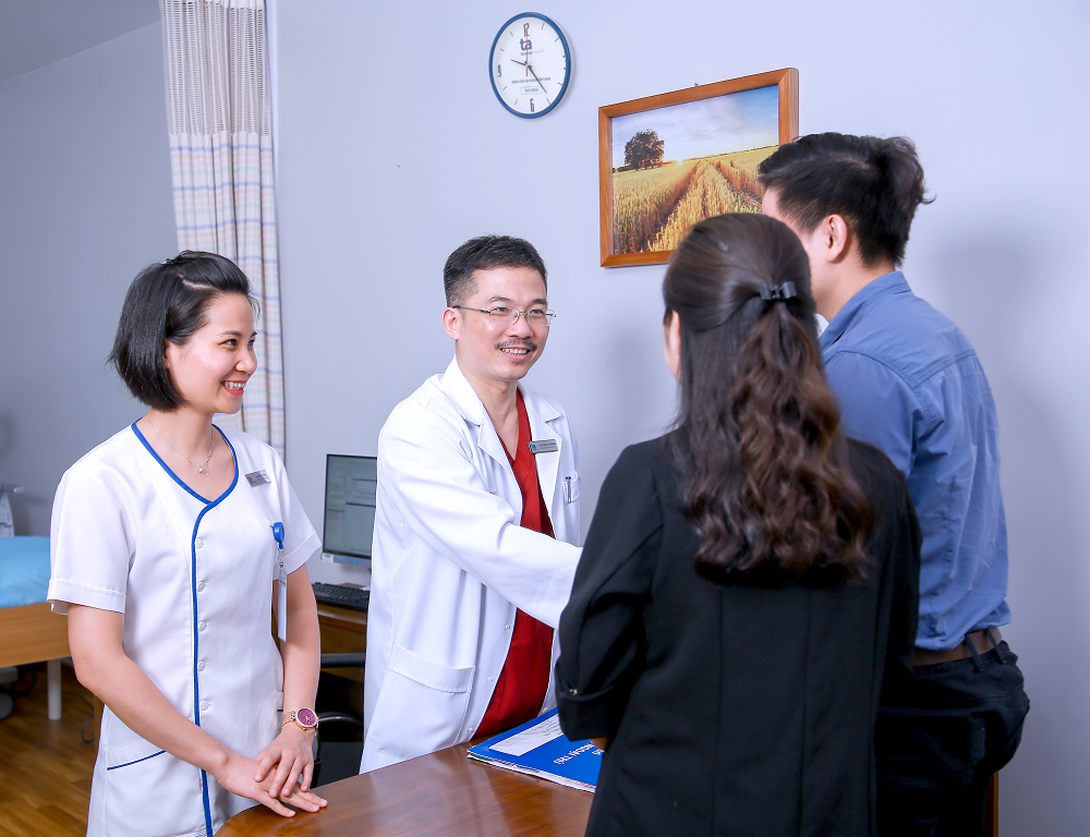 PGS Lê Hoàng và các y bác sĩ tại Hệ thống IVF Tâm Anh luôn đồng hành cùng người bệnh bằng sự tận tâm, thấu hiểu. Ảnh:  IVF Tâm Anh