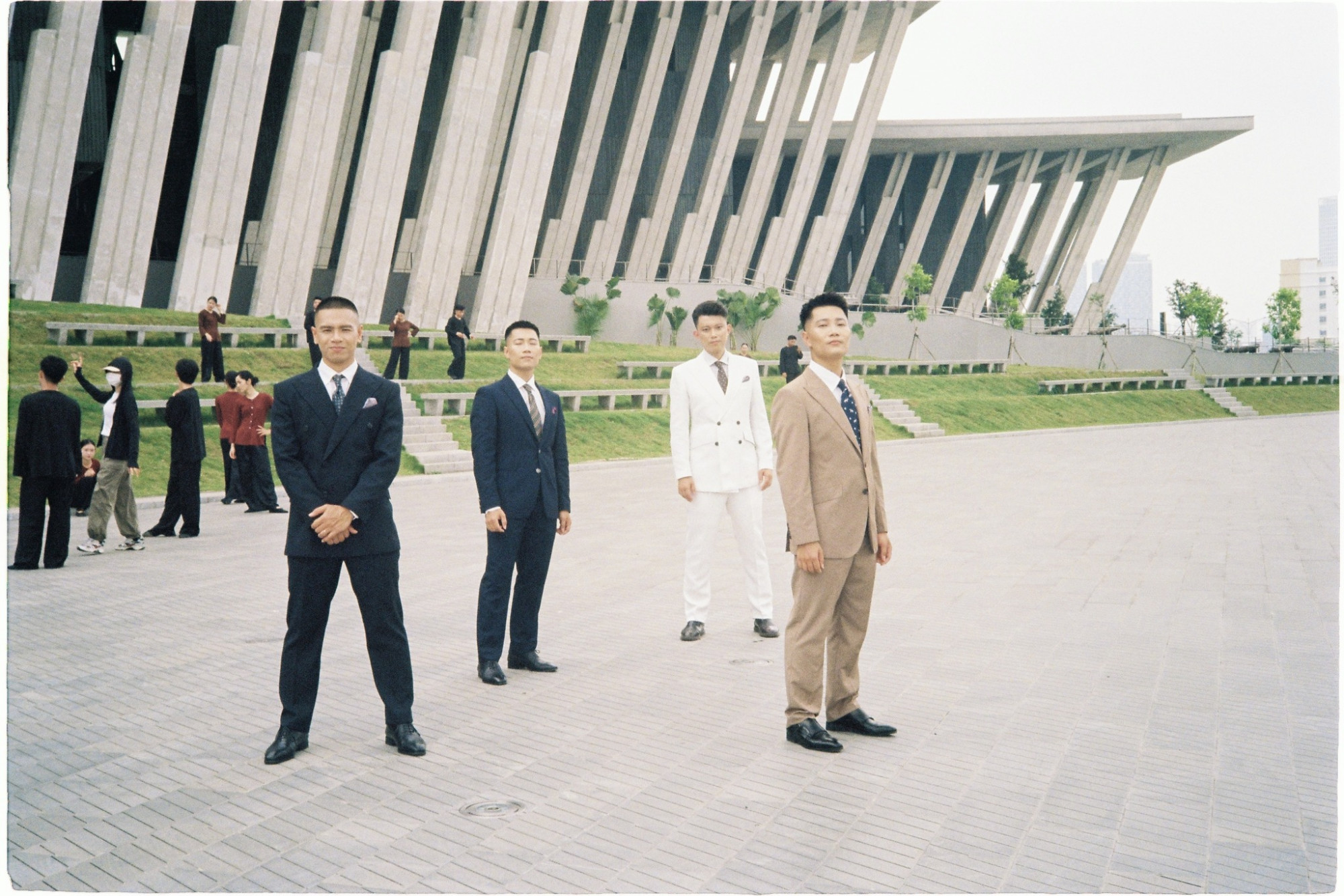 Các thành viên nhóm OPlus quay MV quảng bá dự án #VN1945 - Nguồn ảnh: OPlus