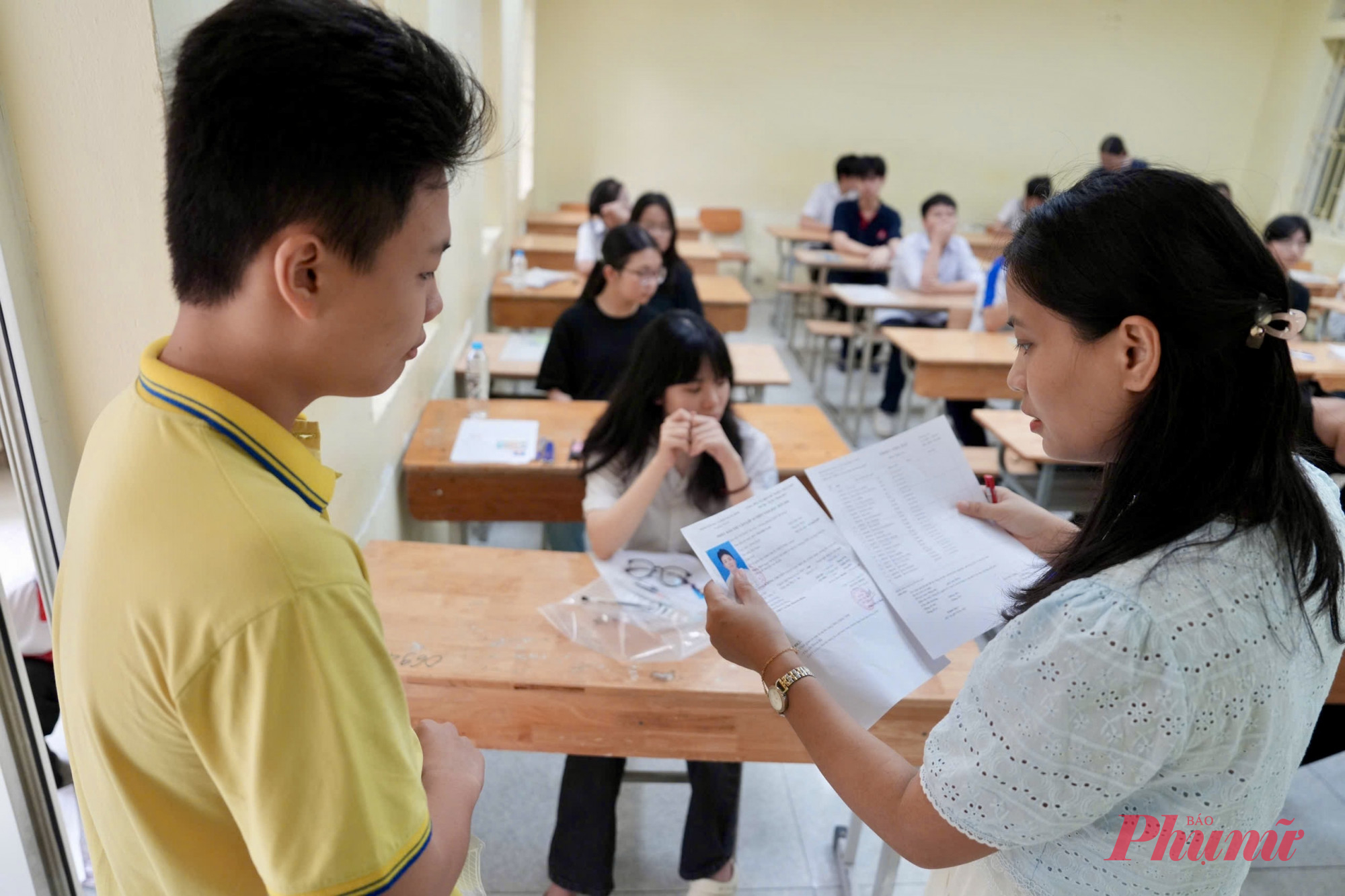 Đúng 7g, các thí sinh bắt đầu tiến hành làm thủ tục thi.