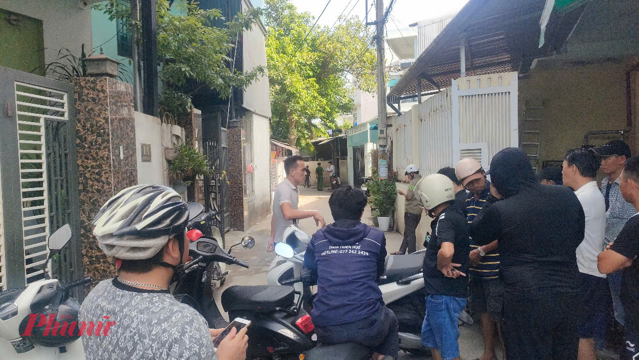 Người dân trong xóm kể lại sau khi ly hôn Phú đã nhiều lần đến gây chuyện, thách thức gia đình vợ cũ