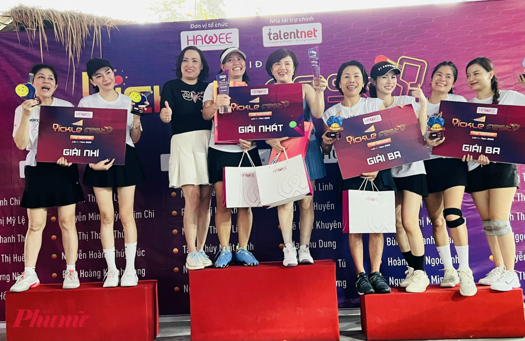 Ban tổ chức trao giải cho các đội đạt giải 