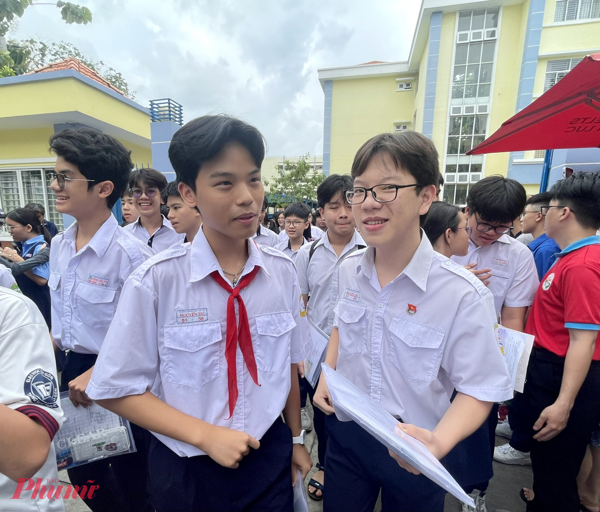 Thí sinh tại điểm thi Trường THPT Nguyễn Khuyến (quận 10) bàn luận đề thi rôm rả sau bài thi môn toán - Ảnh: Nguyễn Loan