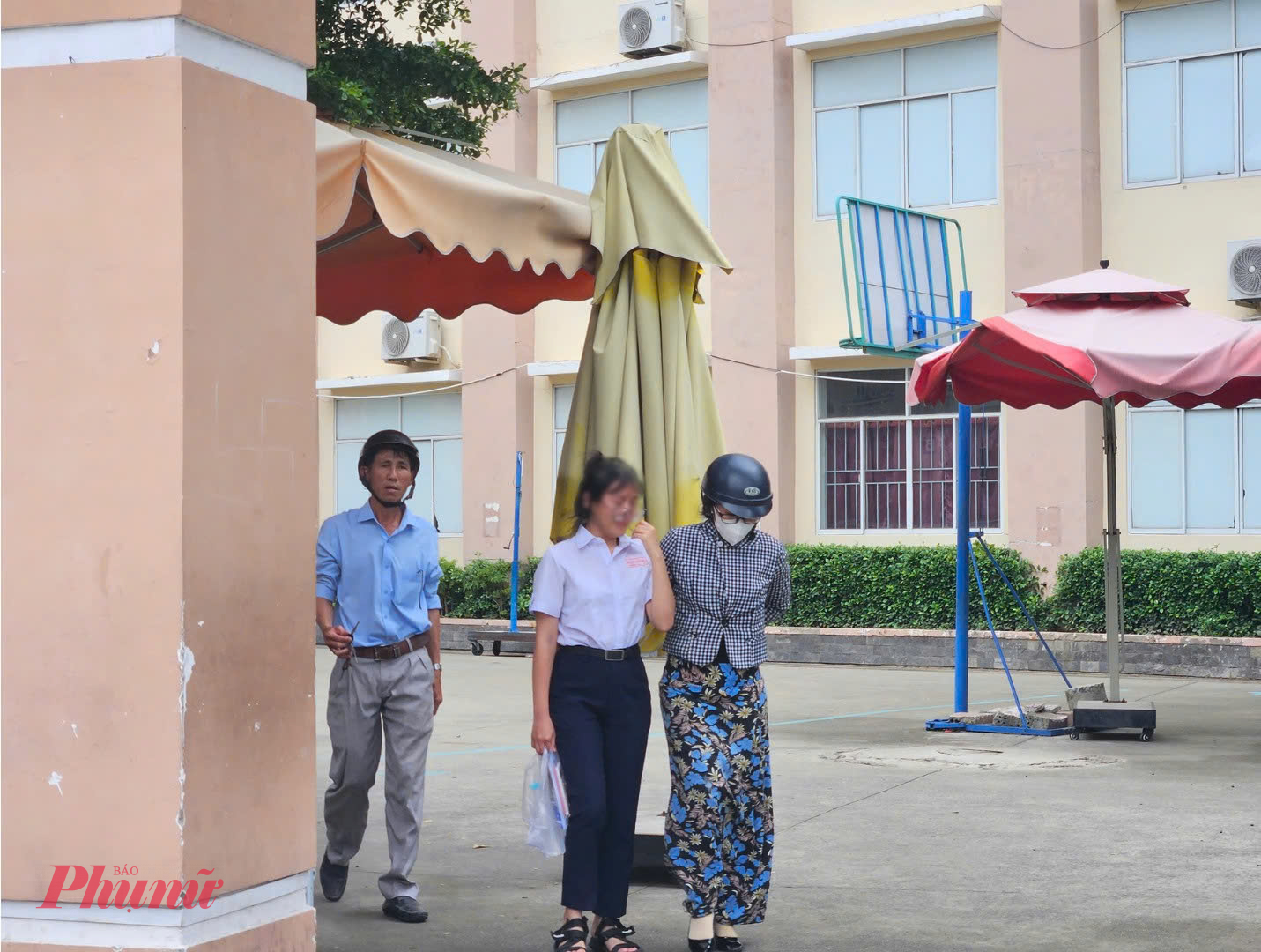 Một thí sinh bật khóc nức nở vì không làm được bài thi toán tại điểm thi Trường THCS Hà Huy Tập (huyện Hóc Môn) - Ảnh: T.T.