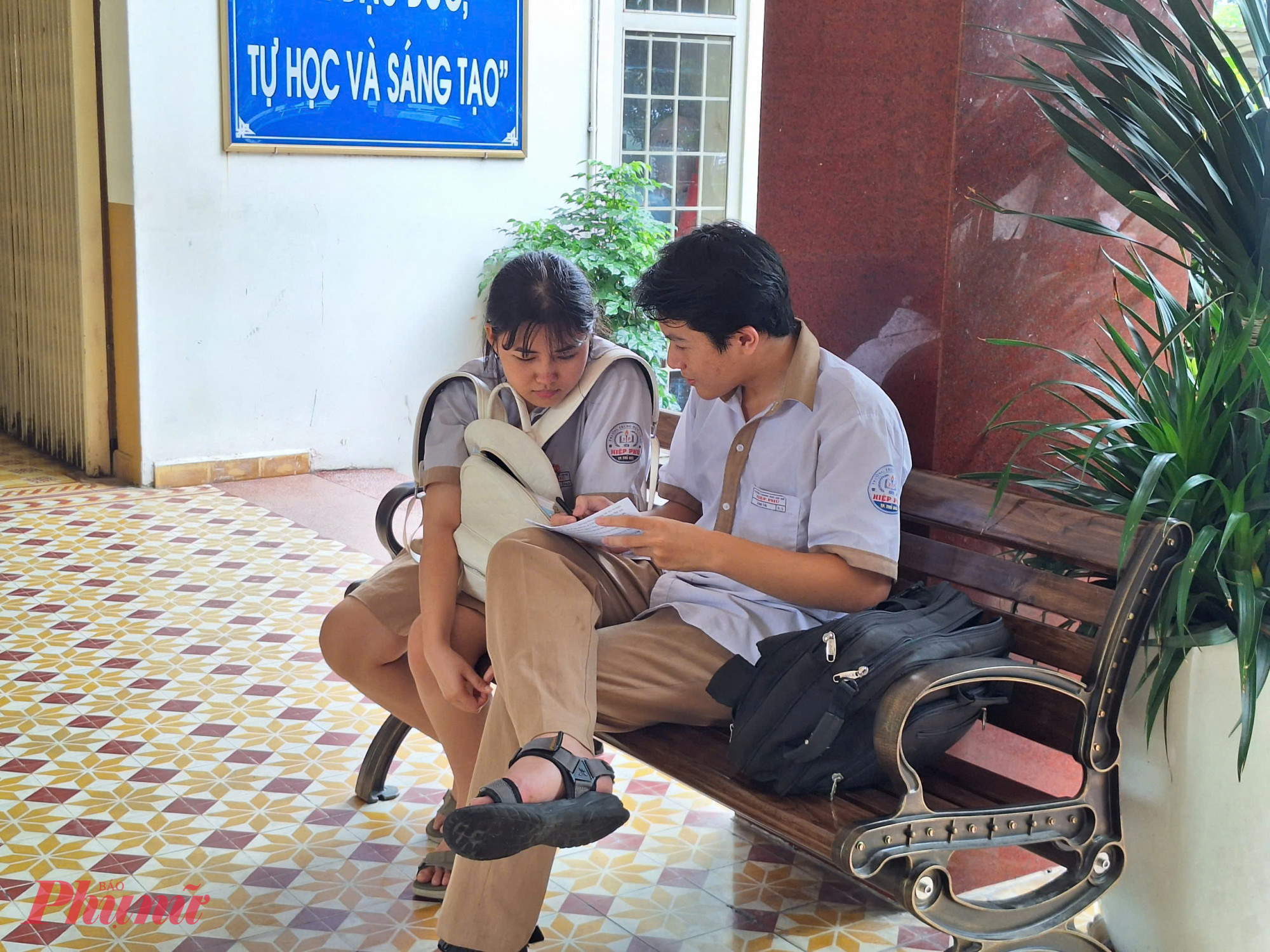 Thí sinh buồn bả chờ xem bạn giải đề thi - Ảnh: Trang Thư