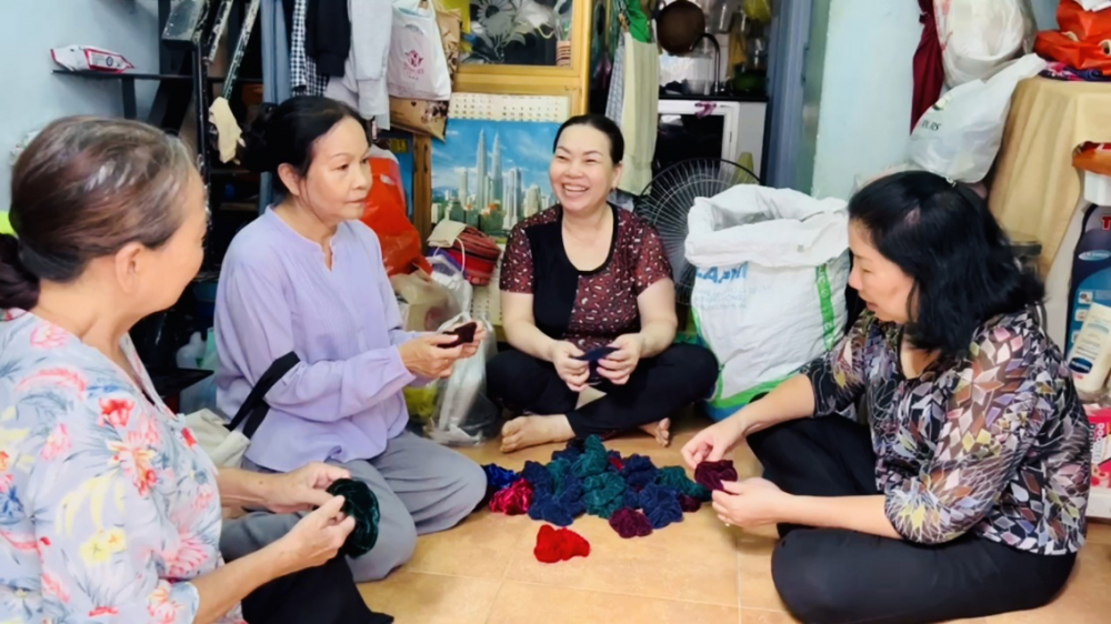 30 năm tiết kiệm vì phụ nữ nghèo: Góp đồng vốn nhỏ giúp cho nhiều việc lớn Bà Nguyễn Thị Bích Thủy (thứ hai từ phải sang) ngụ tại phường 13, quận 10 đã vươn lên nhờ nguồn vốn của phong trào “Tiết kiệm vì phụ nữ nghèo”