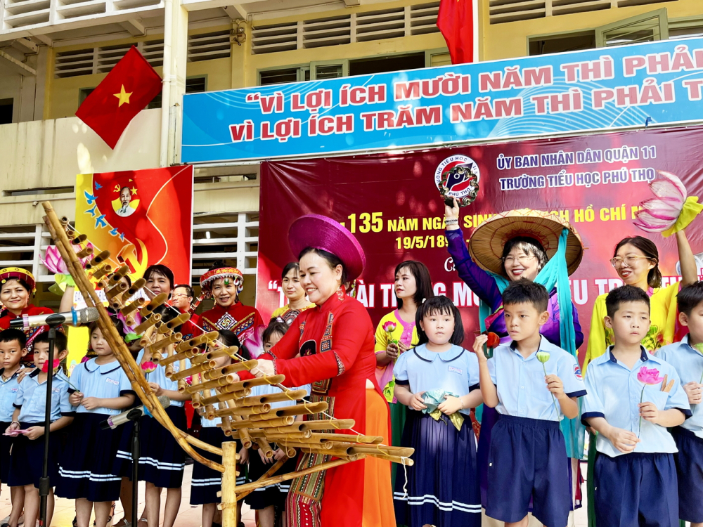 Trường học rộng cửa đón vận động viên, nghệ sĩ đứng lớp Học sinh Trường tiểu học Phú Thọ (quận 11, TPHCM) xem nghệ sĩ trình diễn đàn tơ rưng - ẢNH: TRANG THƯ