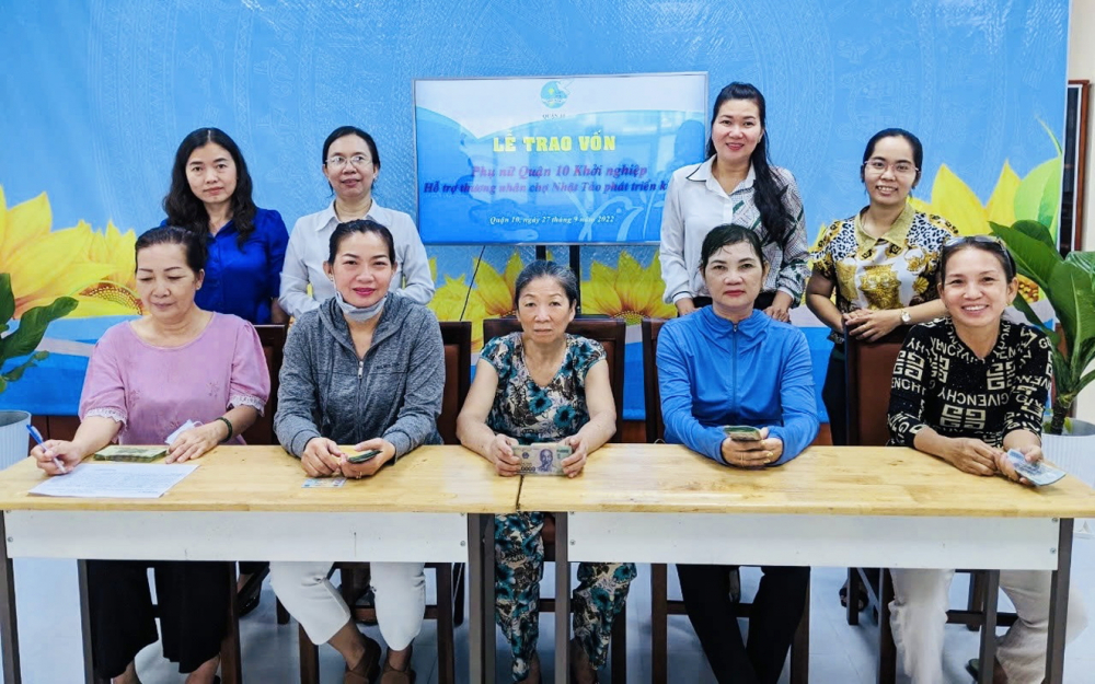 30 năm tiết kiệm vì phụ nữ nghèo: Góp đồng vốn nhỏ giúp cho nhiều việc lớn Hội LHPN quận 10 trao vốn hỗ trợ phụ nữ khởi nghiệp tại chợ Nhật Tảo