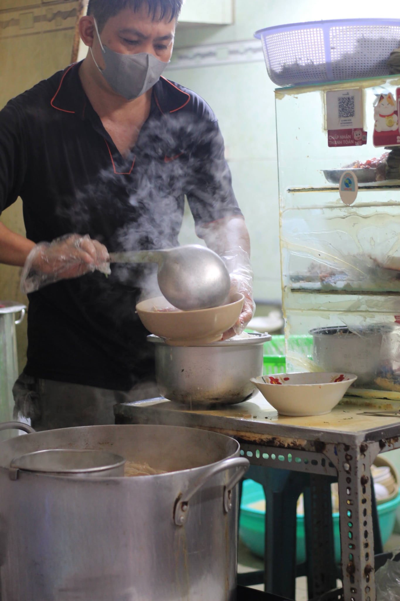 1. Bún bò Huế Cô Như – mỡ nổi đậm đà Nằm trong hẻm nhỏ trên đường Võ Văn Tần, quán Cô Như nhìn đơn sơ nhưng lúc nào cũng tấp nập khách. Tô bún ở đây “gây nghiện” bởi nước dùng ngọt thanh từ xương bò, cay nhẹ và thơm nức mùi sả, nổi bật với lớp mỡ óng ánh trên mặt – đúng kiểu “mỡ nổi” trứ danh. Thịt nạm mềm, chả cua thơm, rau sống xanh giòn – mọi thứ hòa quyện hài hòa. Quán sạch sẽ, phục vụ nhanh, giá chỉ từ 50.000 đồng.