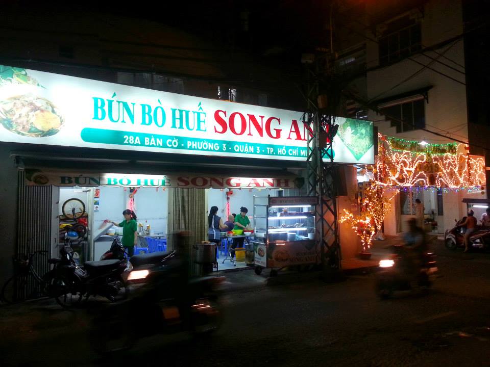 4. Song Anh – nằm trong hẻm mà khách kéo đến nườm nượp Ẩn mình trong con hẻm nhỏ đường Bàn Cờ, quán bún bò Song Anh là địa chỉ thân quen của nhiều người dân khu này. Tô bún ở đây không quá cầu kỳ nhưng vị ngon “ăn vào là nhớ”. Nước lèo cay nhẹ, thơm sả, đậm đà vừa miệng. Topping không quá đa dạng nhưng vừa đủ: bò lát, chả cua, giò. Giá mềm chỉ từ 50.000 đồng mà chất lượng thì khó chê.