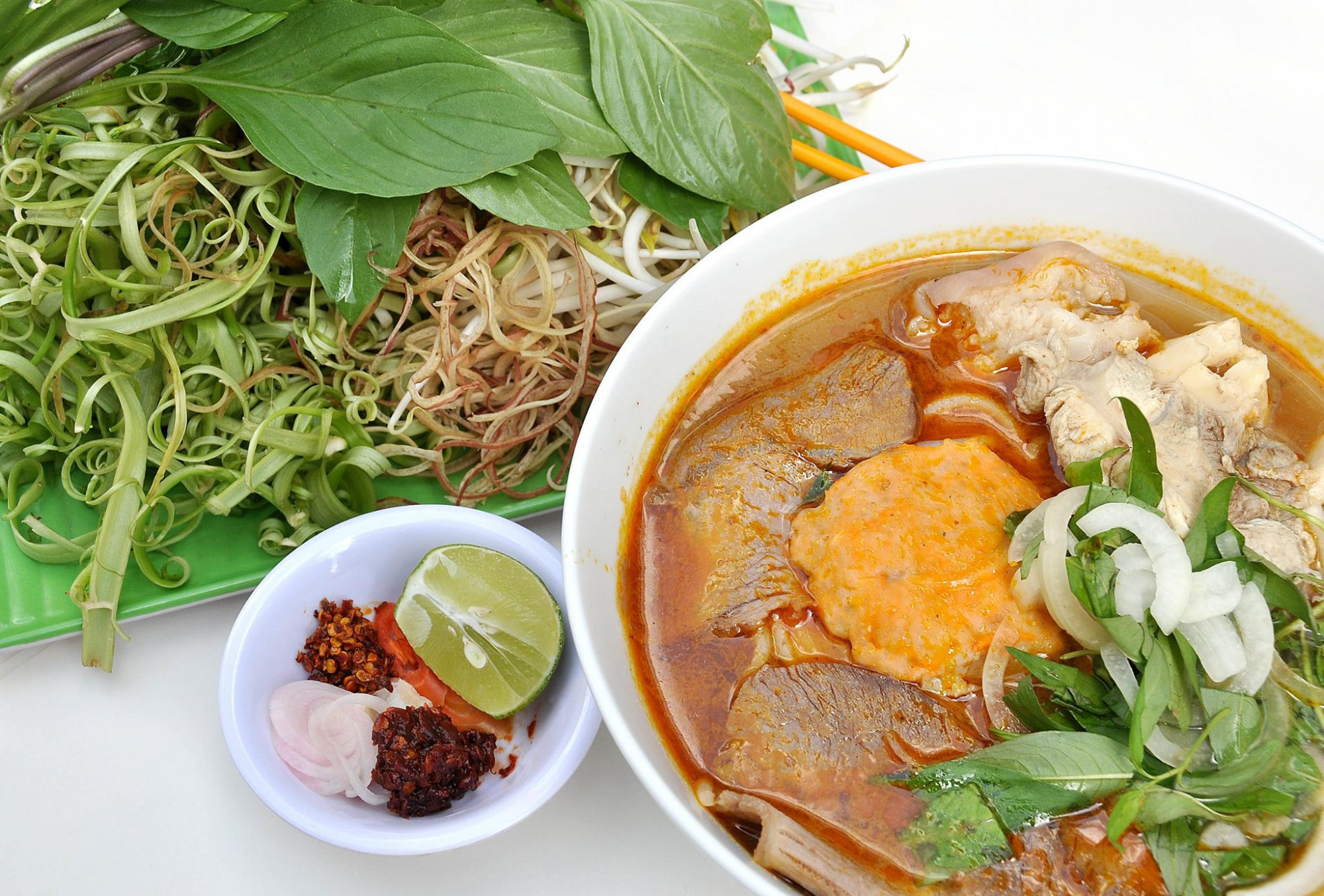 4. Song Anh – nằm trong hẻm mà khách kéo đến nườm nượp Ẩn mình trong con hẻm nhỏ đường Bàn Cờ, quán bún bò Song Anh là địa chỉ thân quen của nhiều người dân khu này. Tô bún ở đây không quá cầu kỳ nhưng vị ngon “ăn vào là nhớ”. Nước lèo cay nhẹ, thơm sả, đậm đà vừa miệng. Topping không quá đa dạng nhưng vừa đủ: bò lát, chả cua, giò. Giá mềm chỉ từ 50.000 đồng mà chất lượng thì khó chê.