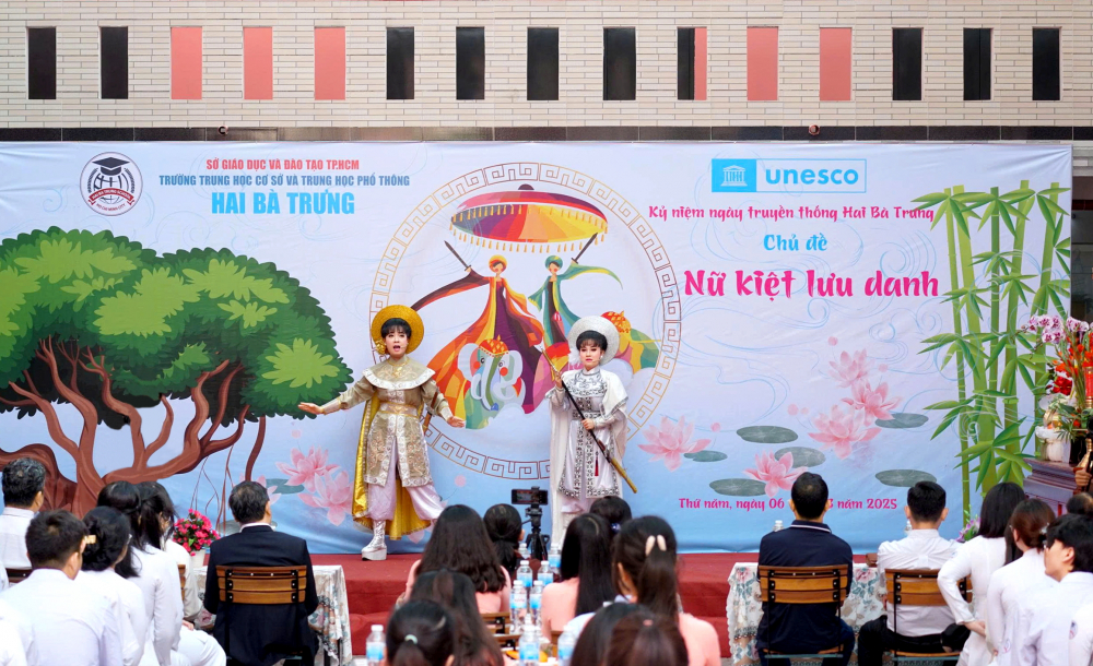 Trường học rộng cửa đón vận động viên, nghệ sĩ đứng lớp Học sinh Trường THCS - THPT Hai Bà Trưng (quận Tân Bình, TPHCM) cùng các nghệ sĩ của Trung tâm UNESCO Bảo tồn và Phát triển Đờn ca tài tử Nam Bộ biểu diễn các tiết mục kết hợp diễn xướng dân gian, đờn ca tài tử, cải lương tuồng cổ - ẢNH: TRANG THƯ