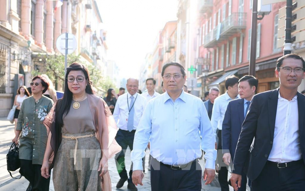 Thủ tướng Phạm Minh Chính và Phu nhân thăm phố cổ Nice. Ảnh: Dương Giang-TTXVN