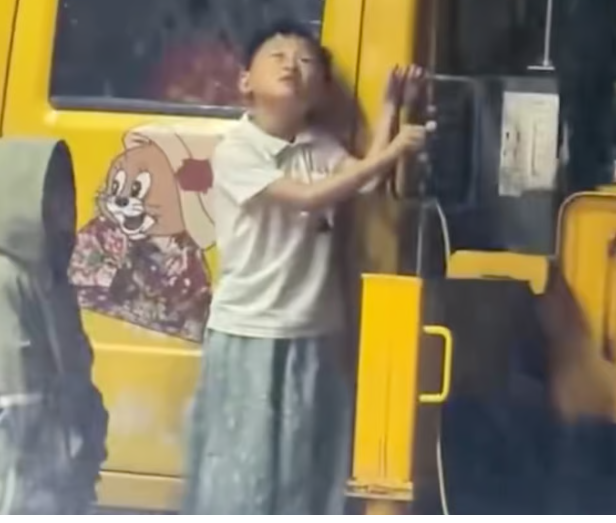 Chú bé không rời mắt khỏi màn biểu diễn của ba mẹ vì lo sợ sự an toàn cho họ