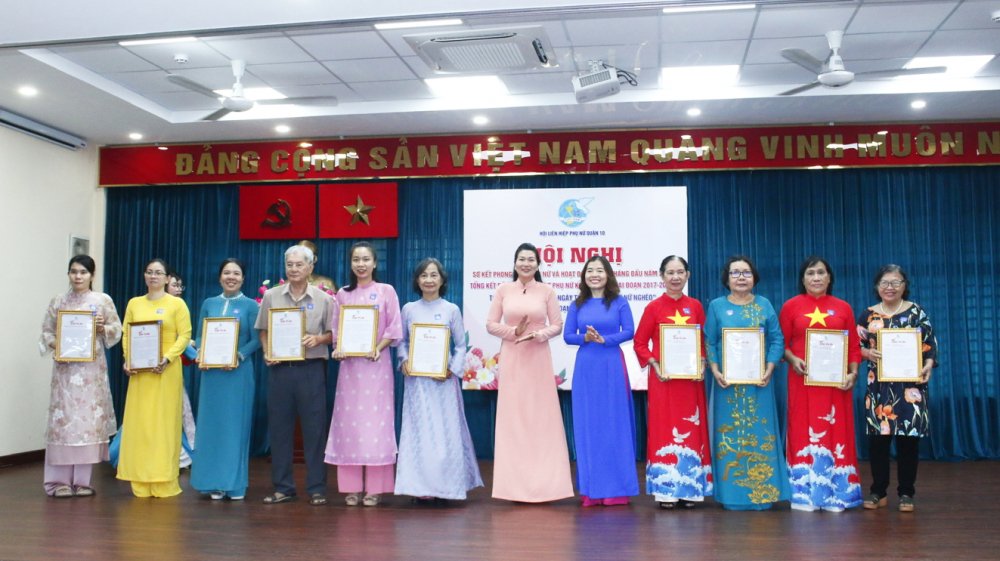 30 năm tiết kiệm vì phụ nữ nghèo: Góp đồng vốn nhỏ giúp cho nhiều việc lớn Bà Lê Thị Thu Hồng (thứ sáu từ phải sang) - Chủ tịch Hội LHPN quận 10 - trao thư tri ân đến các tập thể đã tích cực tham gia và đồng hành cùng phong trào “Tiết kiệm vì phụ nữ nghèo”