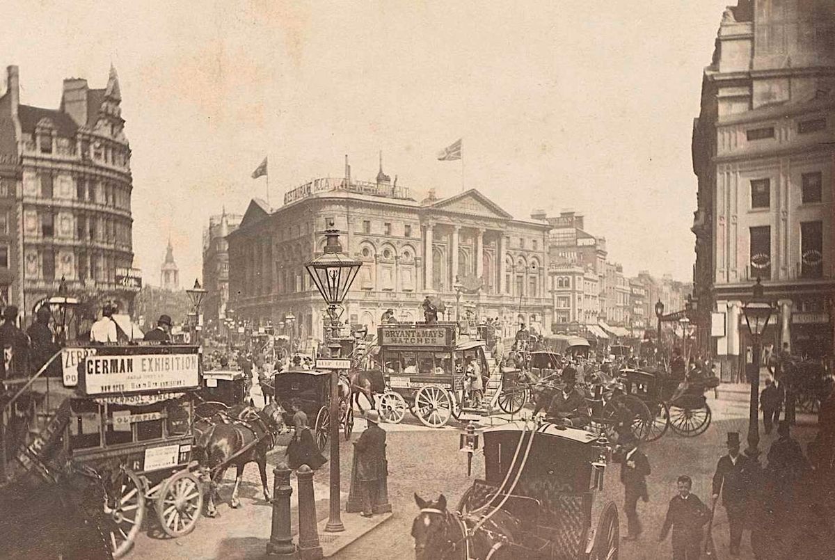 “Quý cô mặt heo”: Truyền thuyết đô thị ám ảnh phụ nữ Anh Vòng xoay trên phố Piccadilly, xung quanh là xe ngựa, người đi đường nhộn nhịp và hỗn loạn. Tại chính nơi đây, sự tích “quý cô mặt lợn” đã ra đời. Ảnh chụp năm 1891. - Ảnh: RijksMuseum