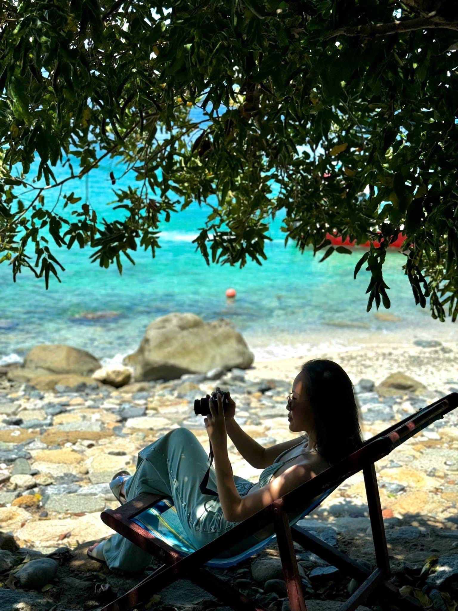 Để tránh đám đông, ban ngày, bạn có thể chọn các tour khám phá đảo - Ảnh: 