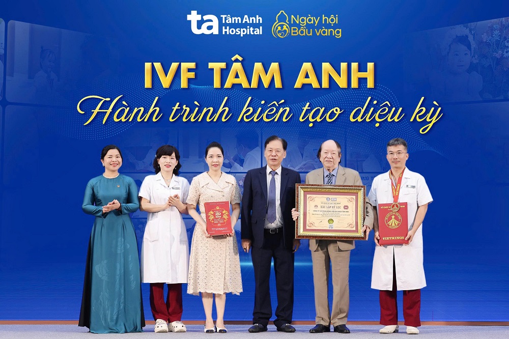 Tiến sĩ Thang Văn Phúc - Nguyên Thứ trưởng Bộ nội vụ, Chủ tịch Trung ương Hội Kỷ lục gia Việt Nam (đứng thứ tư từ bên phải qua) trao kỷ lục cho đại diện BVĐK Tâm Anh Hà Nội - Ảnh: BVĐK Tâm Anh