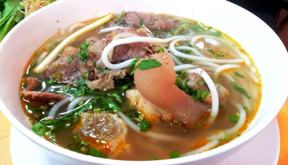 Điểm nổi bật là nước lèo đậm đà, vị béo vừa phải, không quá ngậy. Chả cua dày, dai thơm, giò heo được ninh mềm nhưng vẫn giữ được độ dai sật dễ chịu. Dù vỉa hè nhưng 1 tô bún tại đây có giá từ 65.000 đồng - Ảnh: Cao An Biên/Thanhnien