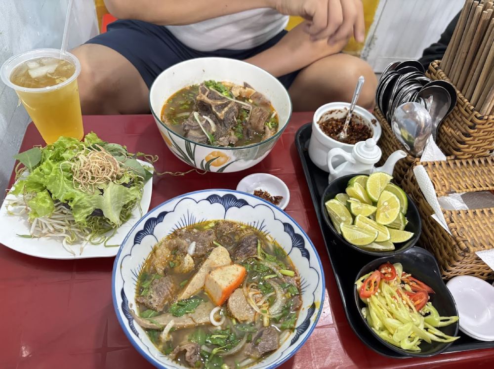 Không bảng hiệu rình rang, không mặt bằng hoành tráng, quán bún bò Huế (725 Hoàng Sa, quận 3) chỉ là một xe đẩy nhỏ sát bờ kênh. Nhưng cứ tầm 5g chiều trở đi, nơi đây tấp nập người xếp hàng chờ mua - Ảnh: Ơi, My Đây