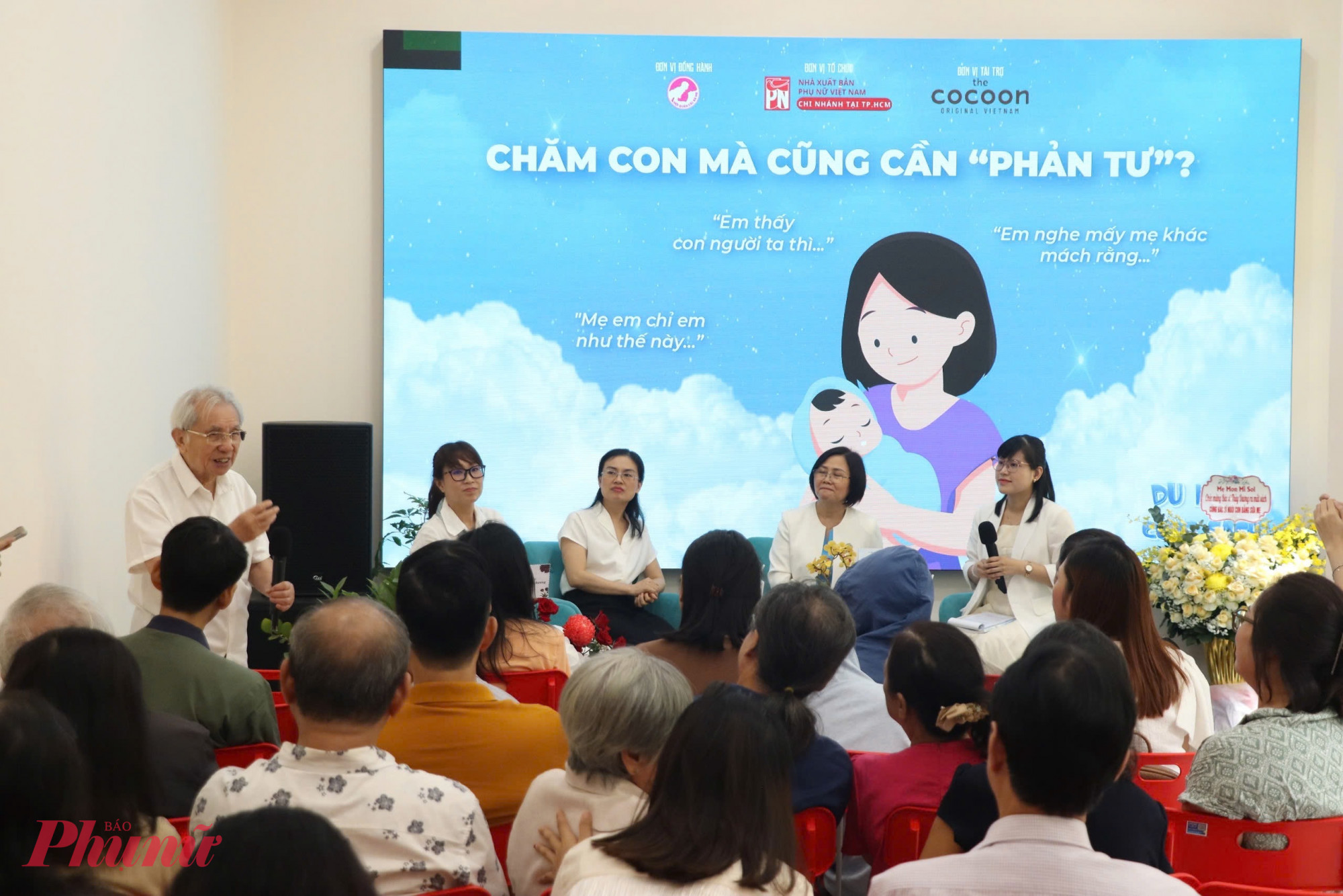 Buổi ra mắt sách trong không gian ấm cúng