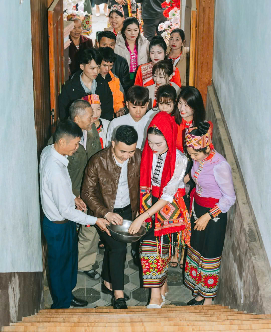 Cô dâu chú rể được rửa chân theo nghi thức tâm linh của người Thái trước khi bước vào nhà chồng - Ảnh: Rạng Đông