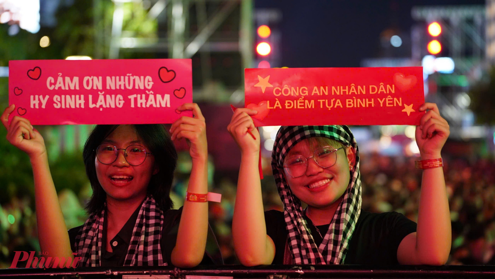 Các khán giả tham gia đêm nhạc Vinh quang Công an Nhân dân Việt Nam không quên mang theo những thông điệp ý nghĩa