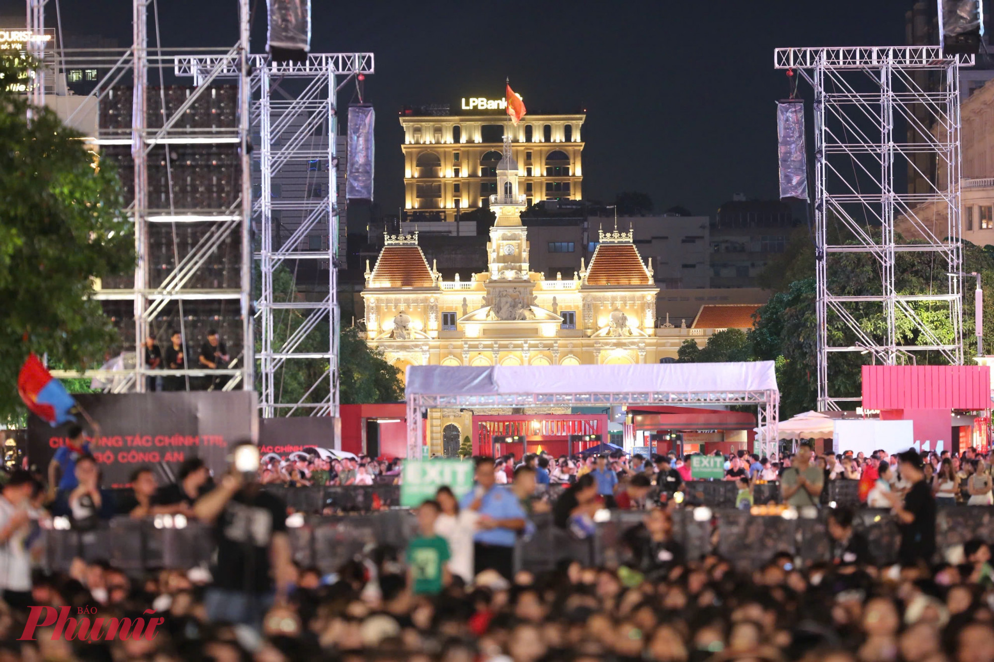 Từ sân khấu 