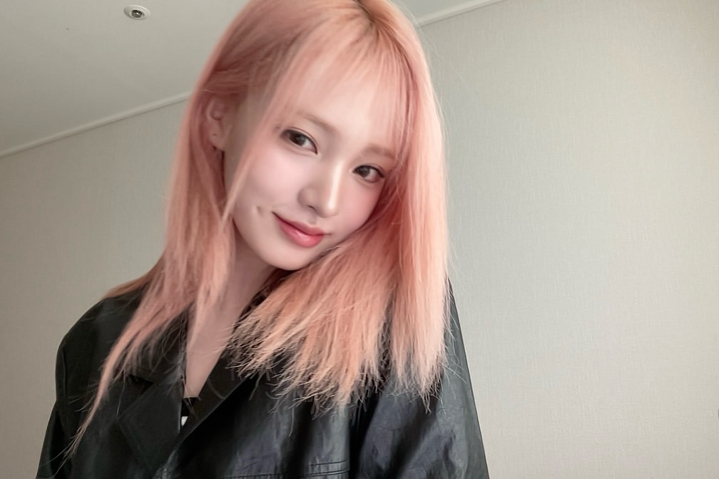 Tóc hồng cam đào: Màu hồng cam đào (coral pink) mang đến cảm giác tươi tắn, trẻ trung và không kém phần ngọt ngào. Đây là lựa chọn an toàn cho những cô nàng muốn thử nhuộm tóc hồng lần đầu, bởi sắc độ này dễ kết hợp với nhiều phong cách trang điểm. Màu tóc này phù hợp với các tông da từ trung bình sáng, tôn da hiệu quả và giúp gương mặt thêm rạng rỡ và tràn đầy sức sống.