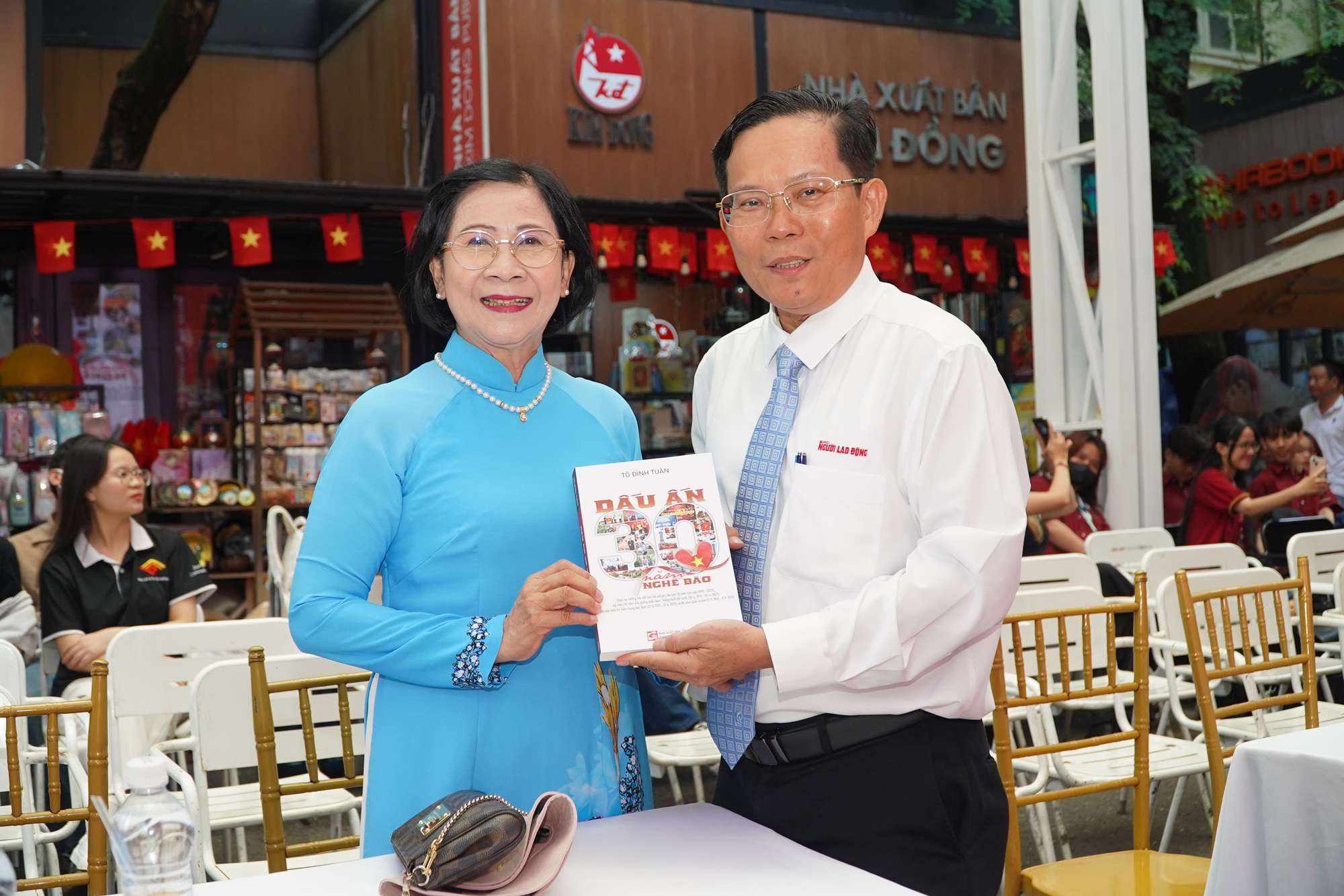 Nhà báo Tô Đình Tuân cùng bà Nguyễn Thị Thu Hà - nguyên Ủy viên Trung ương Đảng, nguyên Phó Bí thư Thành ủy TPHCM trong buổi ra mắt sách