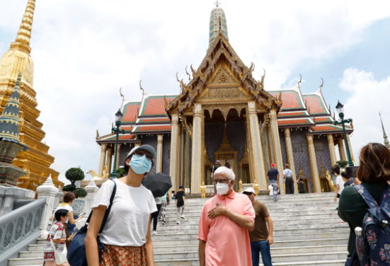 Mọi người đeo khẩu trang tại Chùa Phật Ngọc ở Bangkok, Thái Lan (EPA)