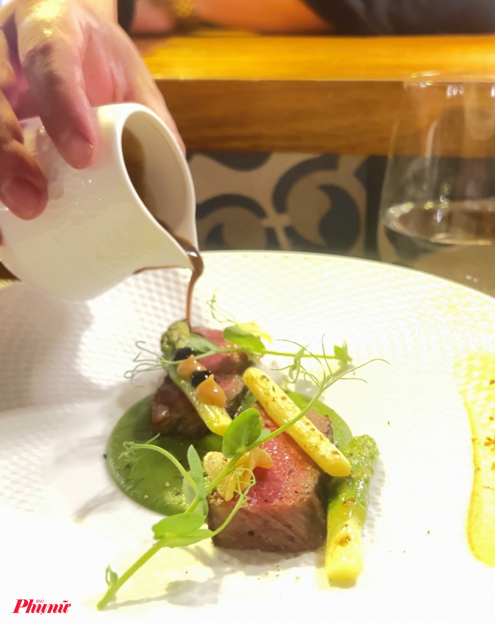 Trong thực đơn chính tại Le Comptoir, món bò Wagyu B5 áp chảo vừa chín tới là điểm nhấn khó quên. Thịt mềm, tan trong miệng, hòa quyện cùng nước sốt đặc chế của bếp trưởng và một ly vang đỏ sóng sánh, đủ sức đánh thức mọi giác quan.