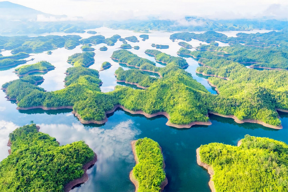 Tà Đùng (xã Đắk Som, huyện Đắk G’long, tỉnh Đắk Nông ) vào mùa hè giống như một bức tranh xanh ngát, nơi bầu trời cao rộng ôm lấy mặt hồ lặng như gương, rải rác hơn 40 hòn đảo nhỏ nhấp nhô như vịnh Hạ Long thu nhỏ. Bạn có thể chọn nơi dừng chân là ở bên sườn đồi, vừa nhìn mây trôi ngay sát tầm mắt vừa cắm trại, chèo SUP hay đơn giản là nằm võng nghe gió thổi giữa thiên nhiên tĩnh lặng. Tà Đùng không chỉ là địa điểm check-in đẹp, mà là không gian để “ngắt kết nối” với những bộn bề thường ngày. Để đến Tà Đùng thì bạn nên lựa chọn xe khách hoặc nếu thích đi phượt thì bạn có thể bạn cũng có thể chọn phương án đi tuyến về Buôn Ma Thuột sau đó xuống Gia Nghĩa. Tới nơi thì đặt xe đến khám phá Tà Đùng. Ảnh: Check in Vietnam