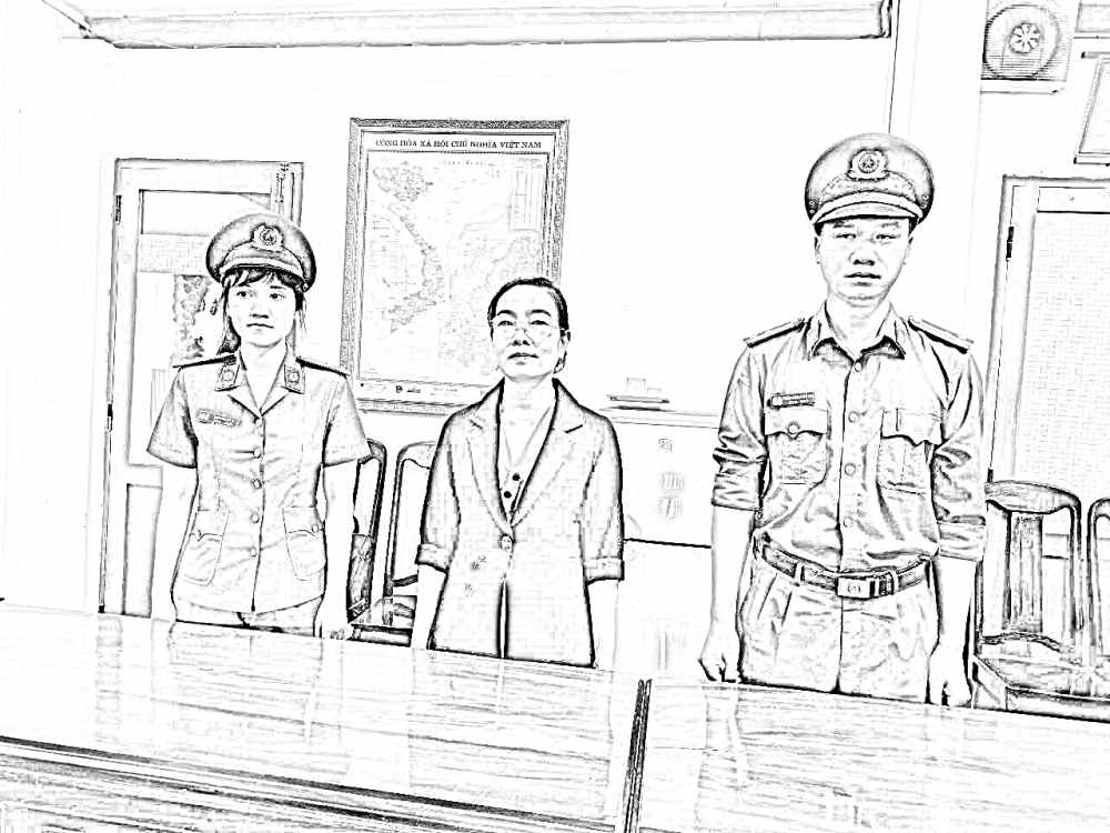 Cơ quan Công an công bố quyết định khởi tố bị can và lệnh cấm đi khỏi nơi cư trú, cấm xuất cảnh đối với bà Đặng Thị Hòa Hiệp. Ảnh Công an Phú Yên