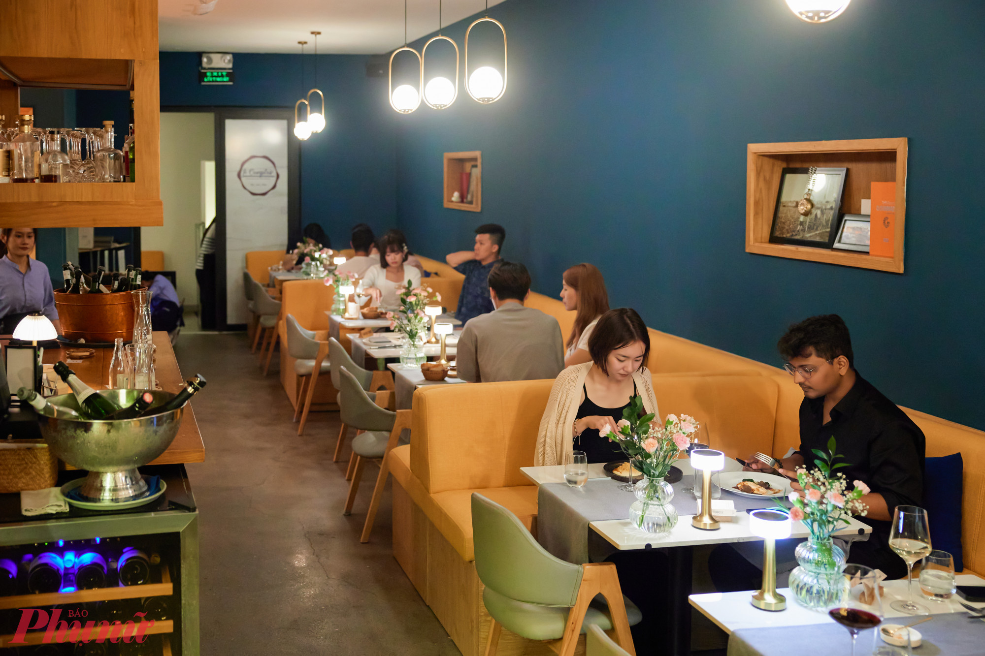 Chuyến phiêu lưu vị giác tại Le Comptoir không chỉ đơn thuần là thưởng thức một bữa tối fine dining, mà là hành trình cảm nhận sự giao thoa văn hóa tinh tế giữa ẩm thực Pháp và tâm hồn Việt. Trong từng món ăn, dấu ấn nước Pháp hiện lên rõ nét qua kỹ thuật chế biến chuẩn mực, nhưng được thổi hồn bằng những sản vật Việt Nam gần gũi – thứ mà bếp trưởng Olivier Corti trân trọng, tìm hiểu và lựa chọn với tất cả sự chân thành của một người yêu đất và người Việt.