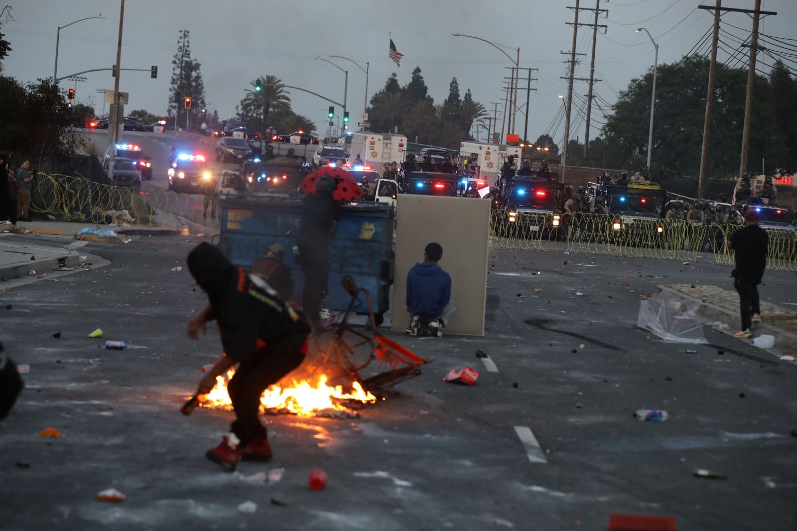 Người biểu tình đụng độ với các nhân viên liên bang tại thành phố Los Angeles, bang California, Mỹ ngày 7/6/2025. Ảnh: THX/TTXVN