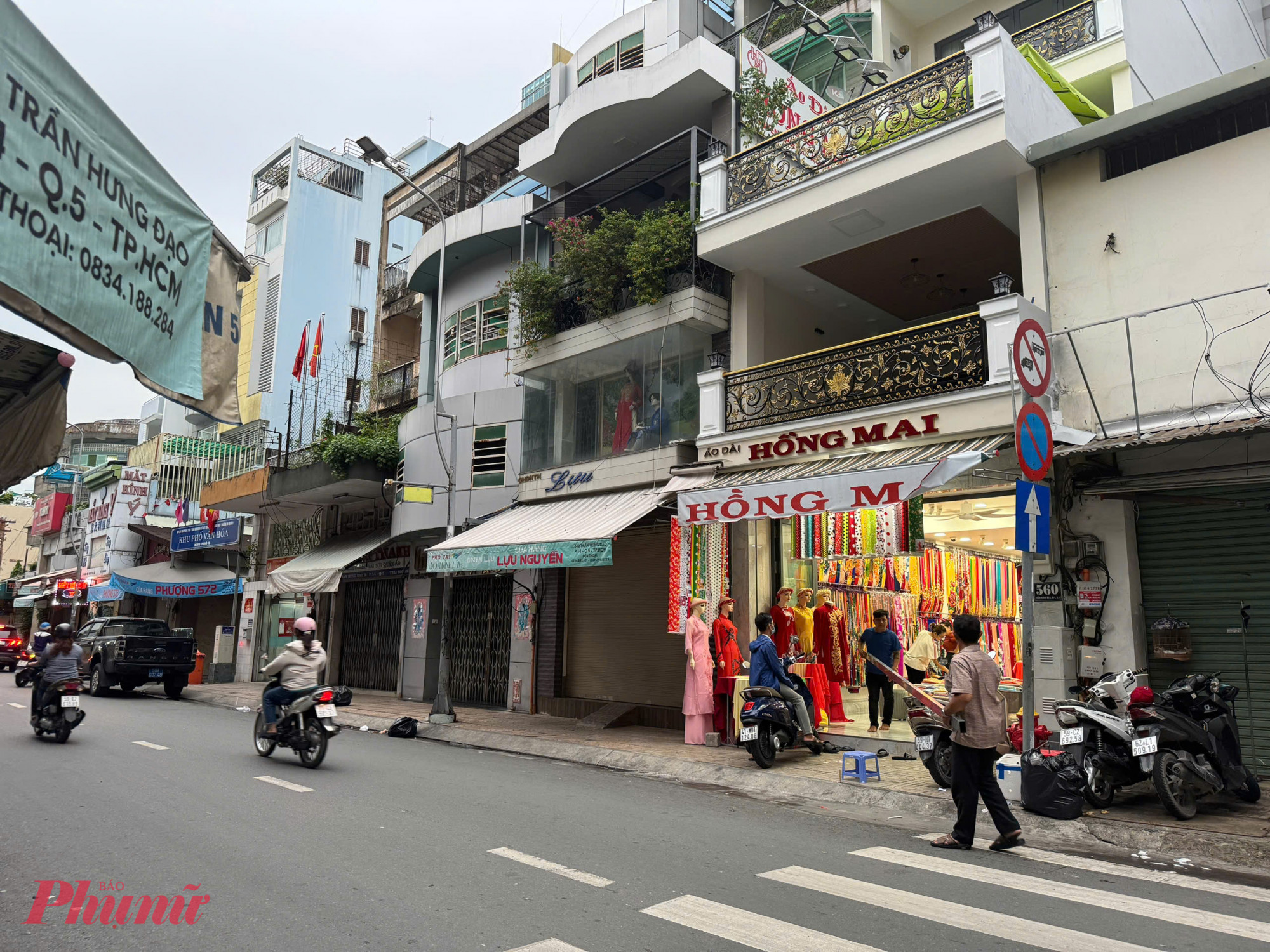 Theo ghi nhận của chúng tôi, tại các tuyến đường xung quanh thương xá Đồng Khánh, nếu trên một đoạn đường có 10 cửa hàng kinh doanh vải, thì chỉ 2-3 cửa hàng mở cửa hoạt động, còn lại đều đóng cửa